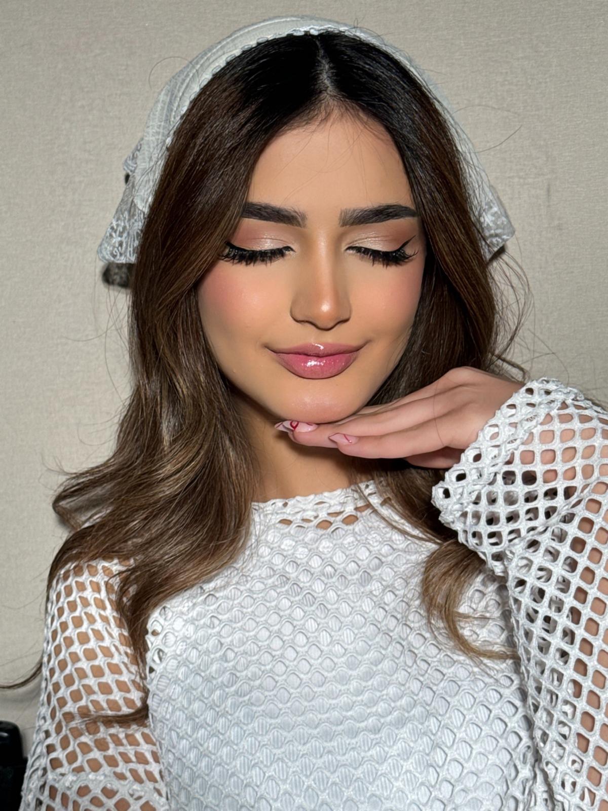خبيرة المكياج زينب