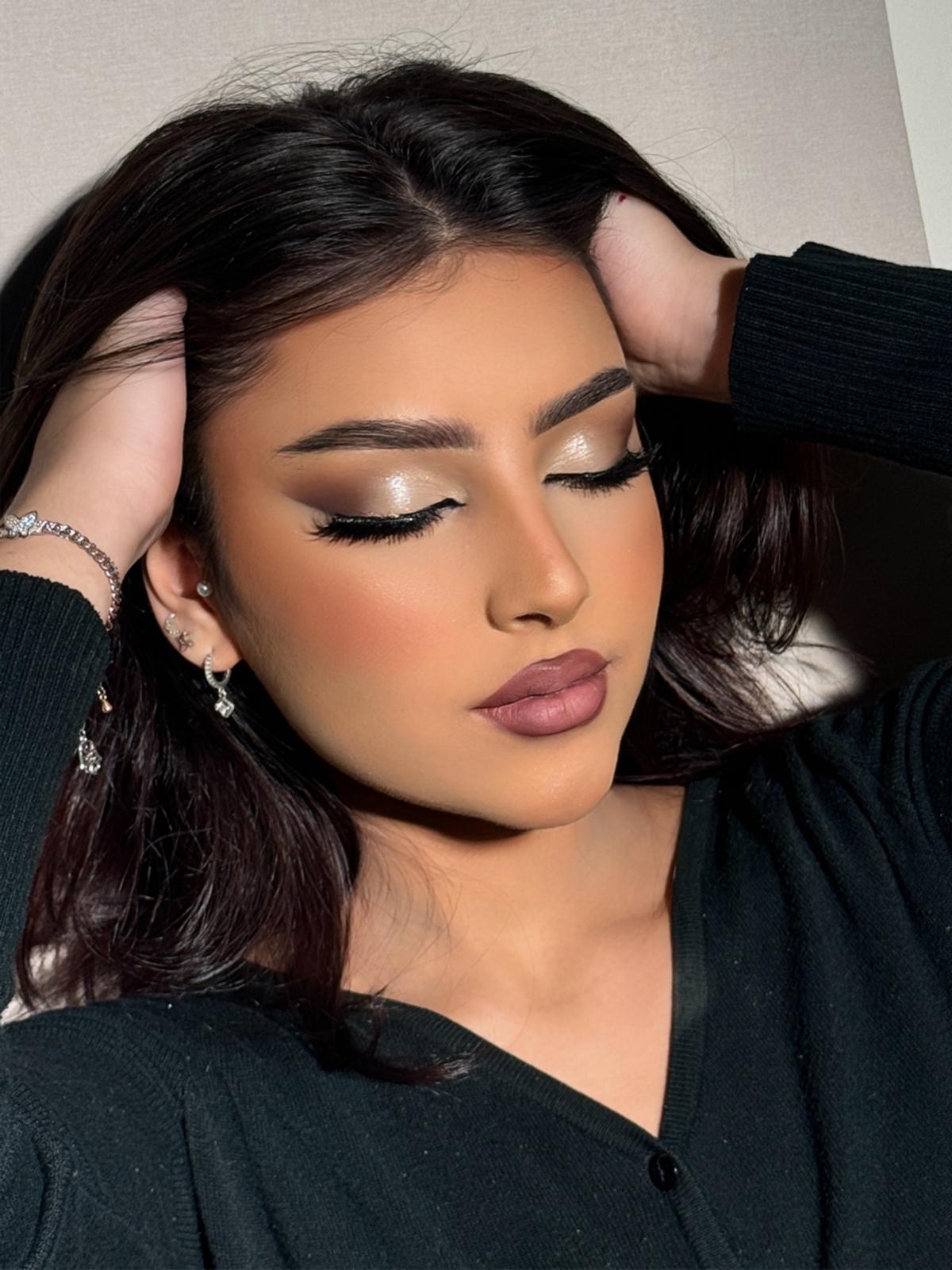 خبيرة المكياج زينب