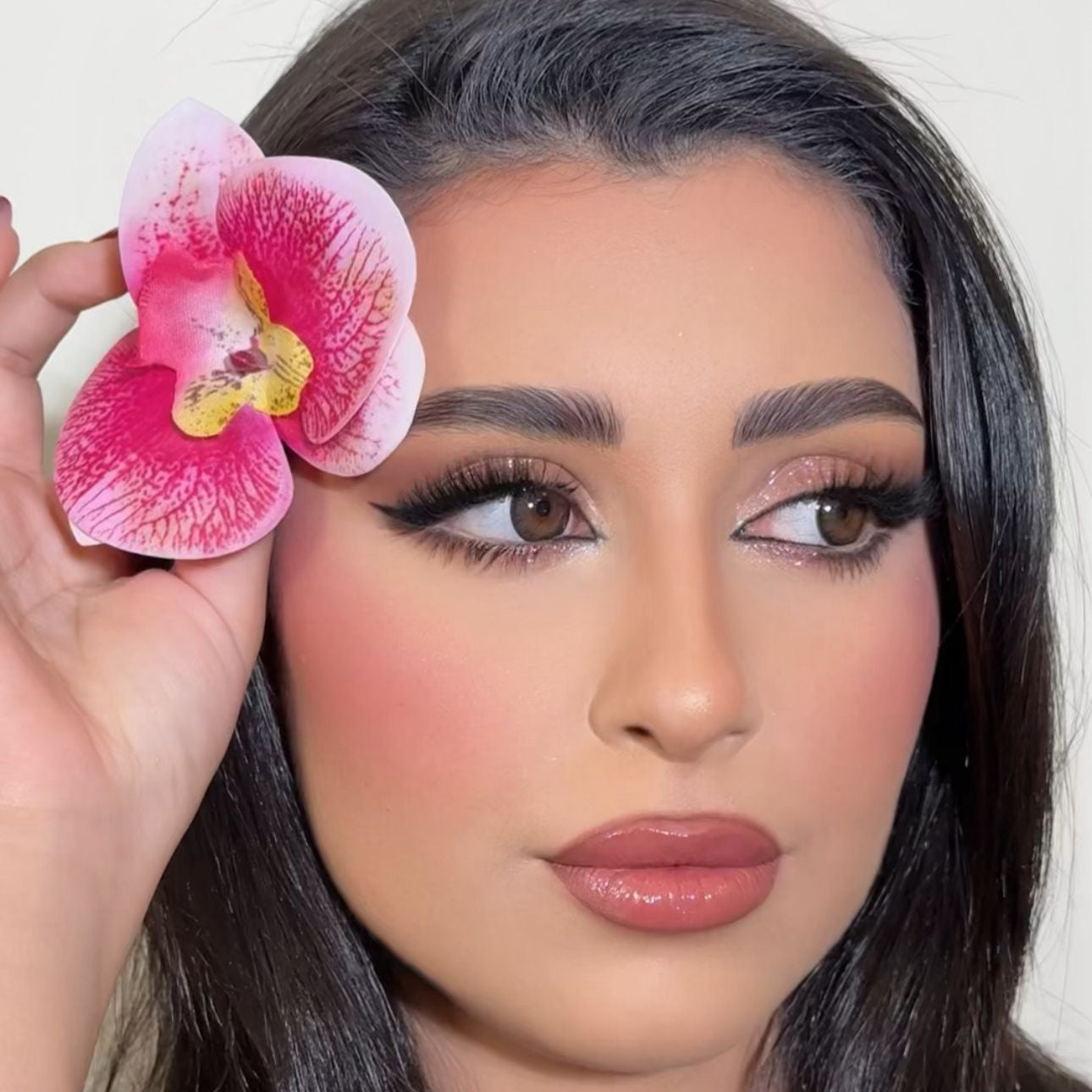 خبيرة المكياج قمر