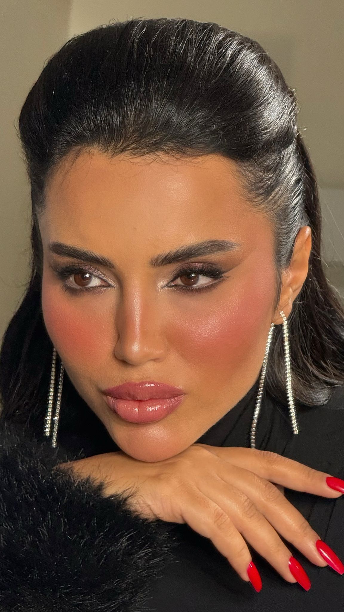 خبيرة المكياج سارة